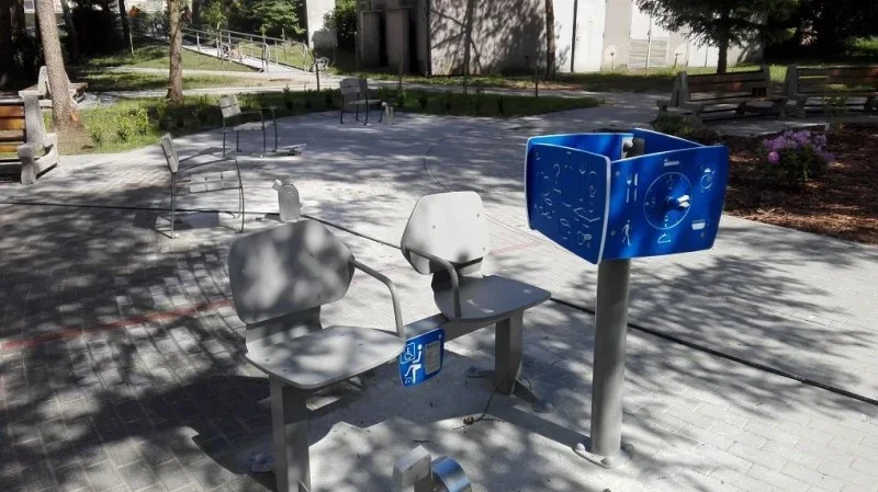 BANK MIT PEDAL UND MENTALCUBE FÜR ALZHEIMER
