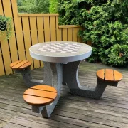 Sitzgruppe aus Beton Schach-/Damespiel