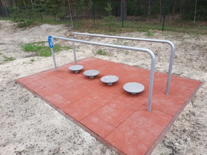 FUßWEG MIT BEWEGLICHEN HINDERNISSEN